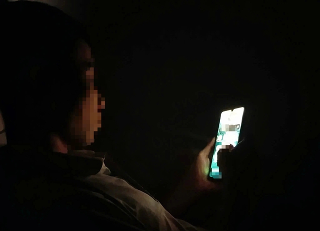 Thói quen dùng điện thoại trong bóng tối nguy hiểm ra sao? - Ảnh 2.