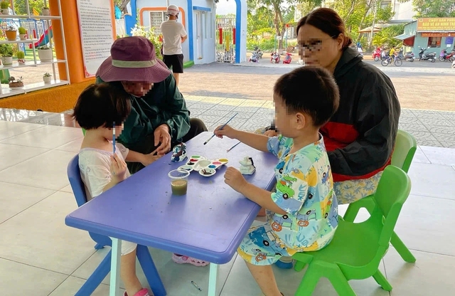 Con nghỉ hè, phụ huynh tất bật tìm lớp học và chỗ gửi trẻ - Ảnh 1.