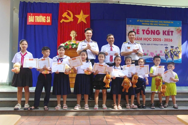 Lớp học giữa biển khơi: 100% học sinh Trường Sa xuất sắc năm học 2025 - 2026- Ảnh 1. Lớp học giữa biển khơi: 100% học sinh Trường Sa xuất sắc năm học 2025 - 2026- Ảnh 1.