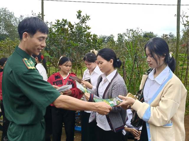 Chung dòng máu Lạc Hồng: Người lính đưa công nghệ số đến với đồng bào vùng biên- Ảnh 1. Chung dòng máu Lạc Hồng: Người lính đưa công nghệ số đến với đồng bào vùng biên- Ảnh 1.