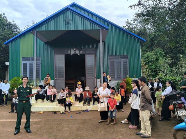 Chung dòng máu Lạc Hồng: Người lính đưa công nghệ số đến với đồng bào vùng biên- Ảnh 2. Chung dòng máu Lạc Hồng: Người lính đưa công nghệ số đến với đồng bào vùng biên- Ảnh 2.