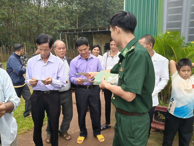Chung dòng máu Lạc Hồng: Người lính đưa công nghệ số đến với đồng bào vùng biên- Ảnh 3. Chung dòng máu Lạc Hồng: Người lính đưa công nghệ số đến với đồng bào vùng biên- Ảnh 3.