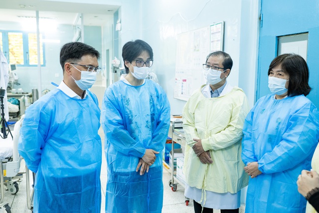 Lãnh đạo UBND TP.HCM cùng Hà Anh Tuấn tiếp sức cho bệnh nhi 2 tuổi - Ảnh 1.