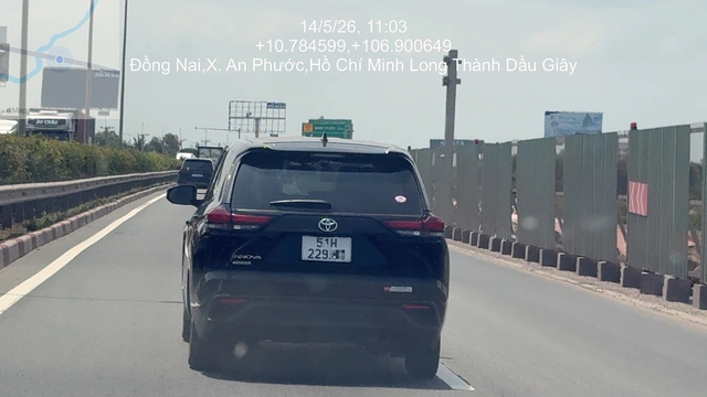 Cận cảnh tài xế bị CSGT phạt nguội vì chuyển làn không xi nhan trên cao tốc - Ảnh 4.