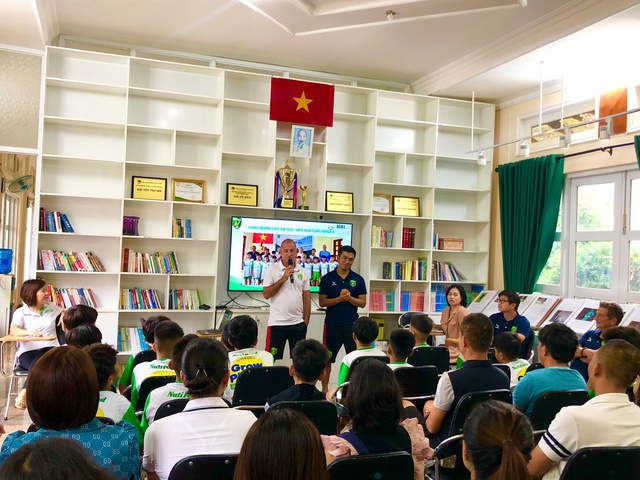 Nguyễn Thái Quốc Cường tự tin thoát bóng người anh họ Công Phượng- Ảnh 3.