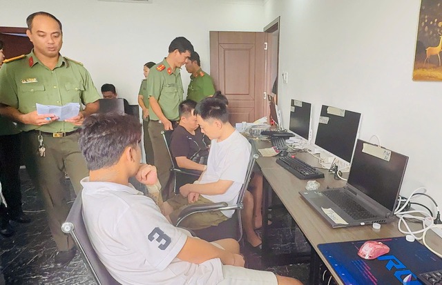 Công an TP.HCM bắt quả tang 85 người Trung Quốc thuê khách sạn để lừa đảo - Ảnh 1.