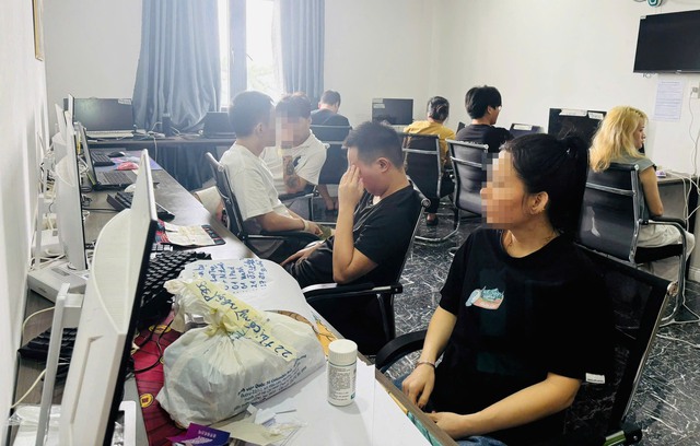 Công an TP.HCM bắt quả tang 85 người Trung Quốc thuê khách sạn để lừa đảo - Ảnh 3.