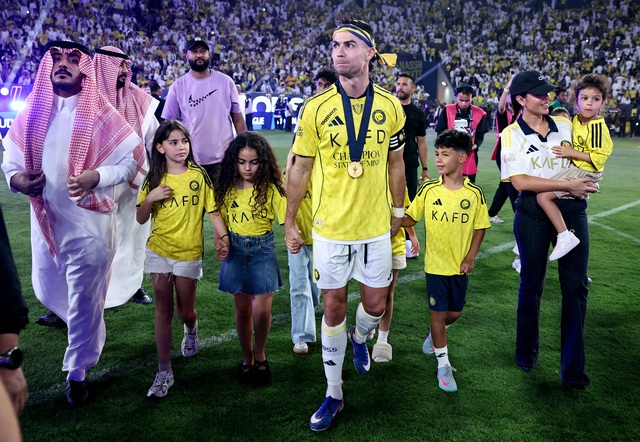 Ronaldo chơi cực hay, cùng Al Nassr vô địch Saudi Pro League- Ảnh 2. Ronaldo chơi cực hay, cùng Al Nassr vô địch Saudi Pro League- Ảnh 2.
