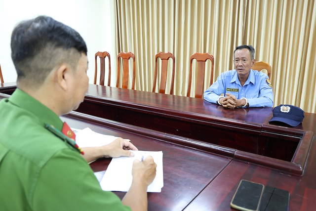 Mặc đồ bảo vệ đột nhập bệnh viện trộm cắp tài sản - Ảnh 1.