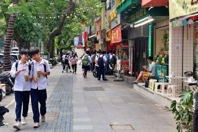 Hà Nội muốn tăng tiền phạt hành vi lấn chiếm vỉa hè, lòng đường - Ảnh 1.