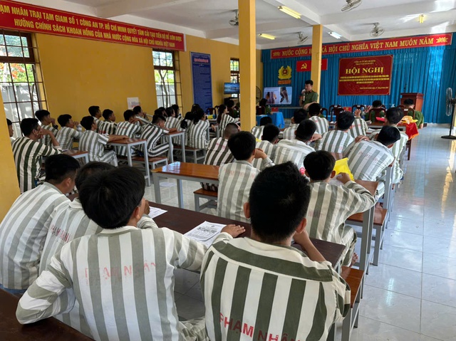 TP.HCM: Trại tạm giam số 1 thăm và tặng quà gia đình phạm nhân- Ảnh 1. TP.HCM: Trại tạm giam số 1 thăm và tặng quà gia đình phạm nhân- Ảnh 1.