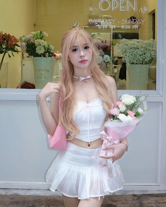 Áo kiểu phối chân váy voan ‘vạn người mê’ cho ngày xuống phố - Ảnh 1.