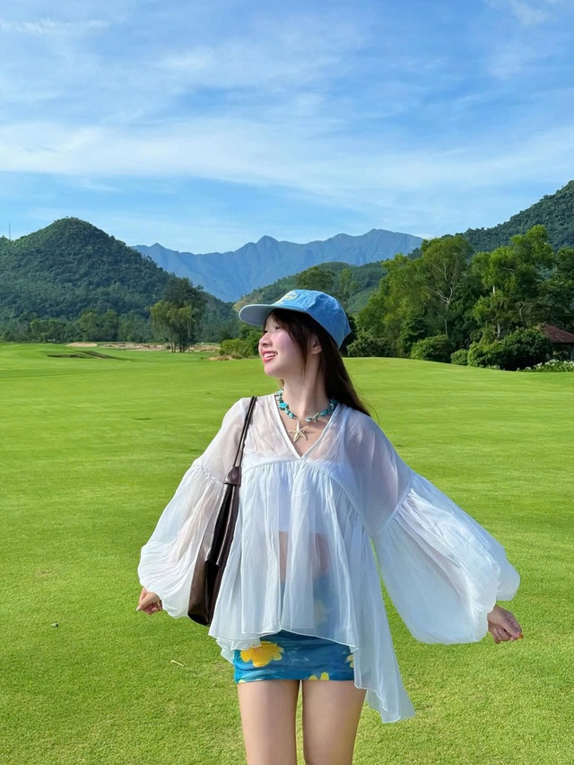 Định nghĩa lại sự quyến rũ cùng bản phối chân váy ôm đa sắc thái - Ảnh 2.