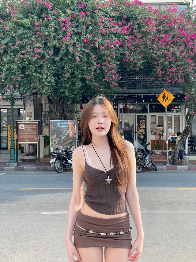 Định nghĩa lại sự quyến rũ cùng bản phối chân váy ôm đa sắc thái - Ảnh 3.