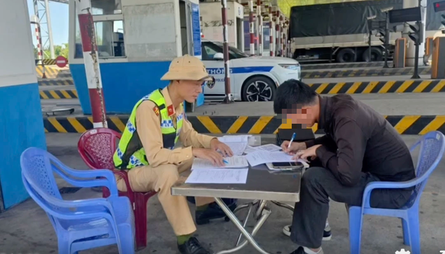 Chạy sát đuôi xe phía trước trên cao tốc, tài xế bị CSGT phạt 5 triệu - Ảnh 2.