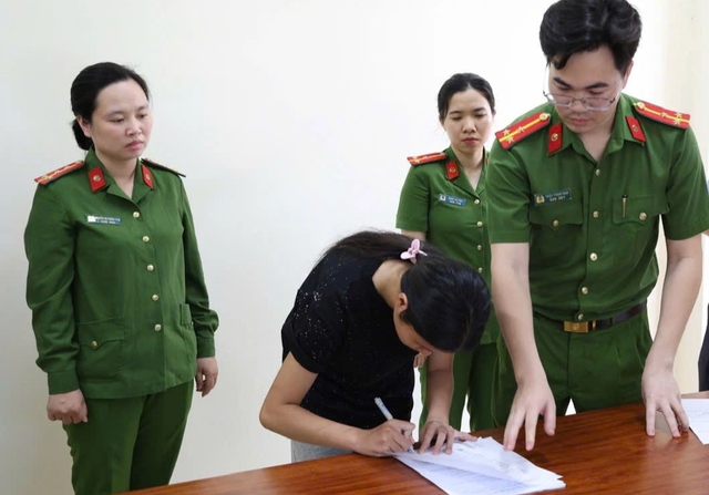 2 nữ sinh bị khởi tố vì hành hung bạn học còn quay clip tung lên mạng - Ảnh 1.