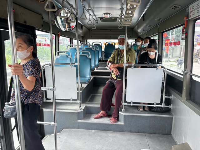 Hành khách chảy máu liên tục trên xe buýt, nữ phụ xe bình tĩnh ứng cứu - Ảnh 1.