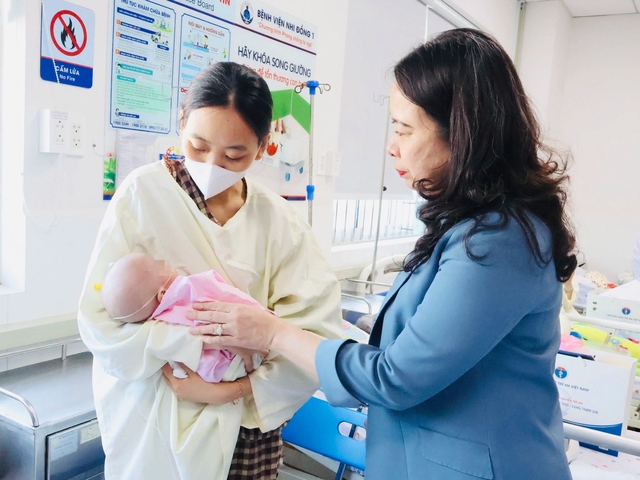 Phó chủ tịch nước Võ Thị Ánh Xuân thăm và trao quà cho bệnh nhi tại TP.HCM- Ảnh 2. Phó chủ tịch nước Võ Thị Ánh Xuân thăm và trao quà cho bệnh nhi tại TP.HCM- Ảnh 2.