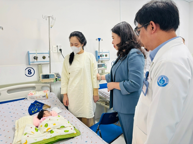 Phó chủ tịch nước Võ Thị Ánh Xuân thăm và trao quà cho bệnh nhi tại TP.HCM- Ảnh 3. Phó chủ tịch nước Võ Thị Ánh Xuân thăm và trao quà cho bệnh nhi tại TP.HCM- Ảnh 3.