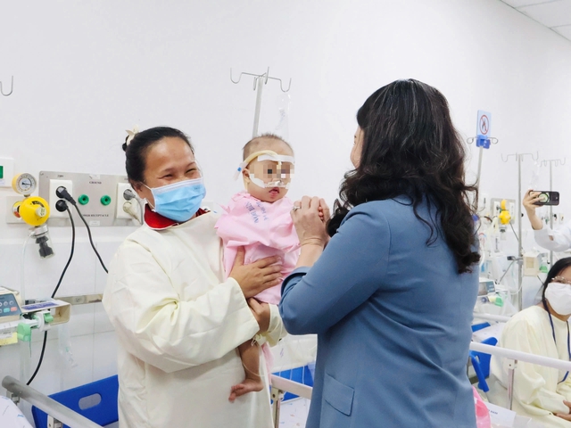 Phó chủ tịch nước Võ Thị Ánh Xuân thăm và trao quà cho bệnh nhi tại TP.HCM- Ảnh 1. Phó chủ tịch nước Võ Thị Ánh Xuân thăm và trao quà cho bệnh nhi tại TP.HCM- Ảnh 1.
