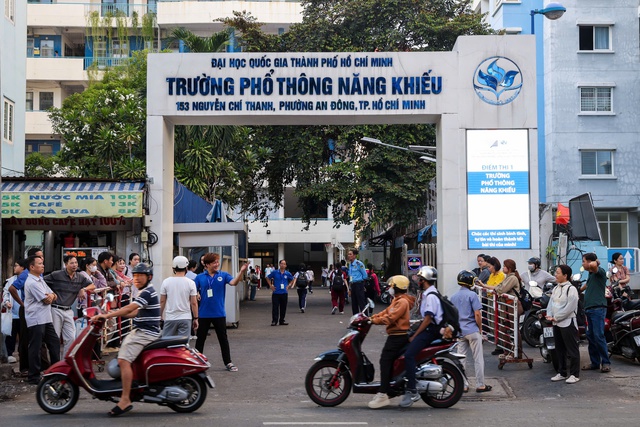 Thi lớp 10 Phổ thông Năng khiếu, thí sinh tăng vọt, cấu trúc đề thi ra sao?- Ảnh 1. Thi lớp 10 Phổ thông Năng khiếu, thí sinh tăng vọt, cấu trúc đề thi ra sao?- Ảnh 1.