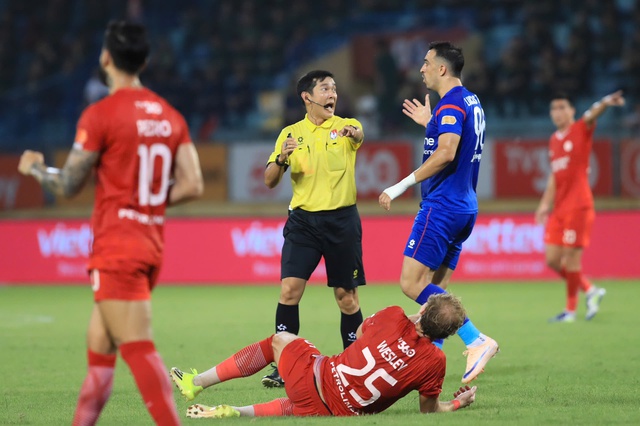 VFF xác nhận: Trọng tài Trần Ngọc Nhớ thổi phạt đền sai trận Thể Công Viettel hòa PVF-CAND- Ảnh 1. VFF xác nhận: Trọng tài Trần Ngọc Nhớ thổi phạt đền sai trận Thể Công Viettel hòa PVF-CAND- Ảnh 1.