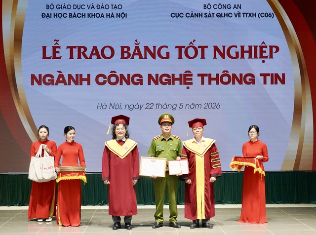 Hơn 50 cảnh sát hoàn thành khóa học công nghệ thông tin chất lượng cao- Ảnh 1. Hơn 50 cảnh sát hoàn thành khóa học công nghệ thông tin chất lượng cao- Ảnh 1.