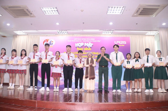 Con mong sau n&agrave;y trở th&agrave;nh c&ocirc; gi&aacute;o để gi&uacute;p c&aacute;c em nhỏ tr&ecirc;n đảo L&yacute; Sơn - Ảnh 2.