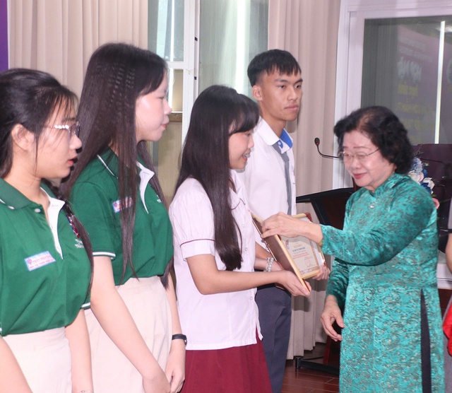 Con mong sau n&agrave;y trở th&agrave;nh c&ocirc; gi&aacute;o để gi&uacute;p c&aacute;c em nhỏ tr&ecirc;n đảo L&yacute; Sơn - Ảnh 1.