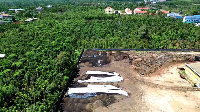 Bãi tập kết nhiên liệu phân bón ô nhiễm: Ruồi nhặng, mùi hôi thối nồng nặc- Ảnh 3. Bãi tập kết nhiên liệu phân bón ô nhiễm: Ruồi nhặng, mùi hôi thối nồng nặc- Ảnh 3.