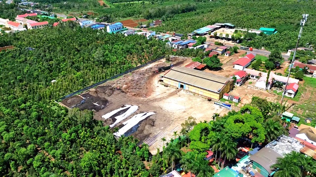 Bãi tập kết nhiên liệu phân bón ô nhiễm: Ruồi nhặng, mùi hôi thối nồng nặc- Ảnh 1. Bãi tập kết nhiên liệu phân bón ô nhiễm: Ruồi nhặng, mùi hôi thối nồng nặc- Ảnh 1.