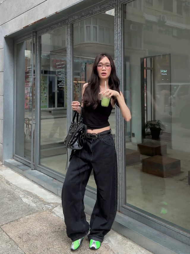 Xu hướng thời trang Y2K trở lại cùng quần cạp trễ- Ảnh 1.