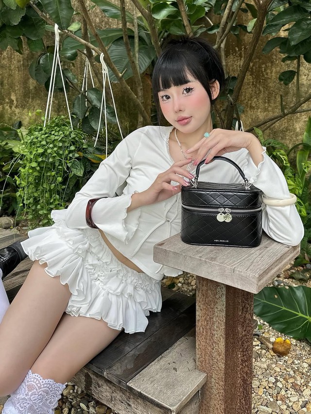 Tự tin làm chủ mọi ánh nhìn nhờ chiếc túi hộp thời thượng- Ảnh 1. Tự tin làm chủ mọi ánh nhìn nhờ chiếc túi hộp thời thượng- Ảnh 1.