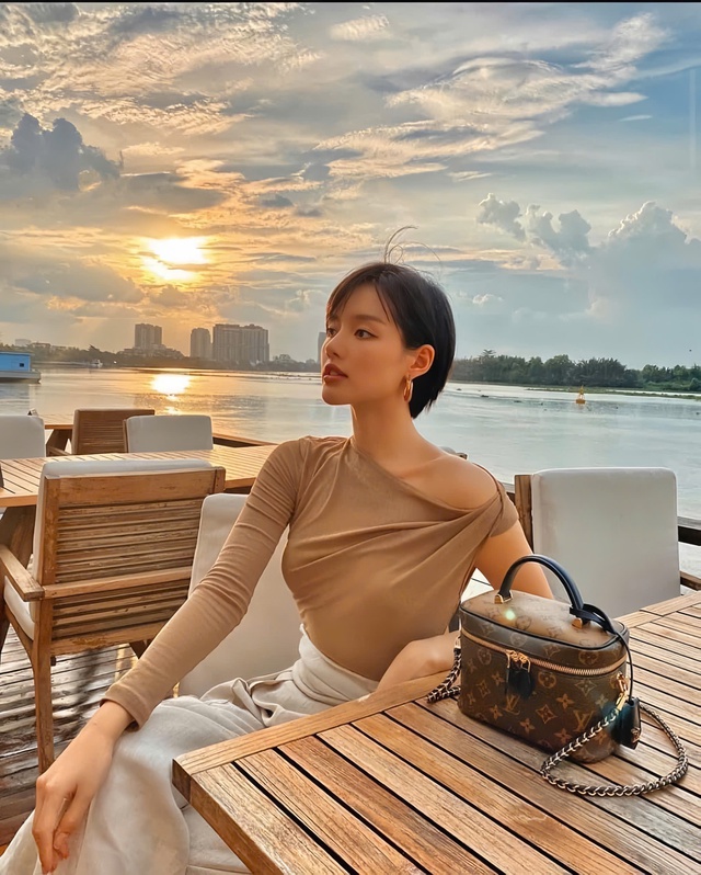Tự tin làm chủ mọi ánh nhìn nhờ chiếc túi hộp thời thượng- Ảnh 4. Tự tin làm chủ mọi ánh nhìn nhờ chiếc túi hộp thời thượng- Ảnh 4.