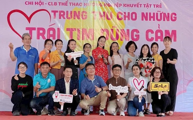 Người thầy tr&ecirc;n đ&ocirc;i ch&acirc;n khập khiễng - Ảnh 1.