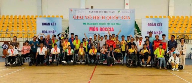 Người thầy tr&ecirc;n đ&ocirc;i ch&acirc;n khập khiễng - Ảnh 2.