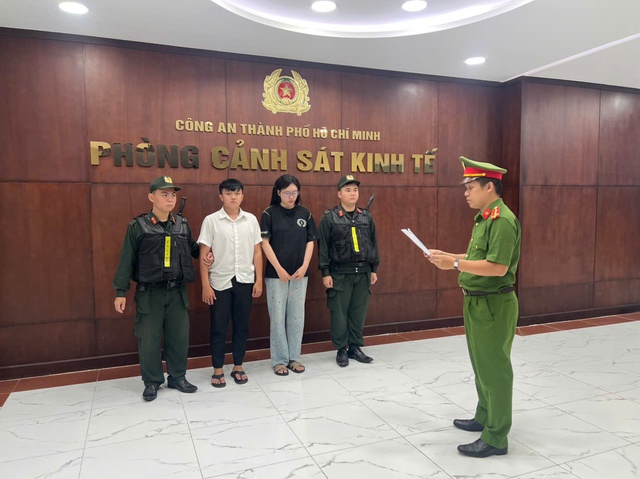 Công an TP.HCM khởi tố cặp vợ chồng bán hàng giả nhãn hiệu quy mô lớn- Ảnh 1. Công an TP.HCM khởi tố cặp vợ chồng bán hàng giả nhãn hiệu quy mô lớn- Ảnh 1.