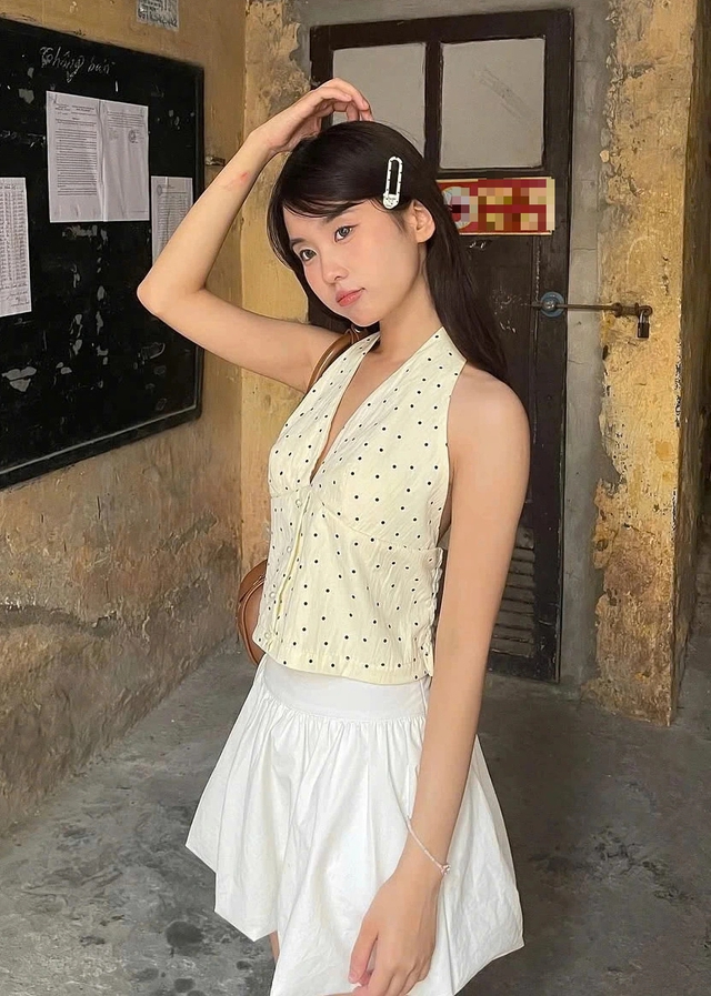 Áo cổ yếm kết hợp chân váy bí 'gây bão' mùa nắng- Ảnh 7.