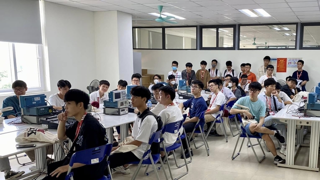 Nhiều đối tượng tuyển sinh từ năm 2025 được hưởng chính sách học bổng hậu hĩnh - Ảnh 1.