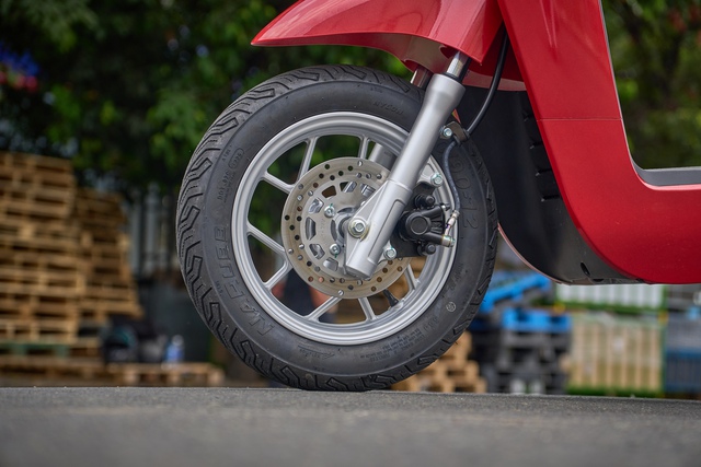 Xe máy điện Dat Bike Era vừa tung ra thị trường có điểm nào đáng giá? - Ảnh 4. Xe máy điện Dat Bike Era vừa tung ra thị trường có điểm nào đáng giá? - Ảnh 4.