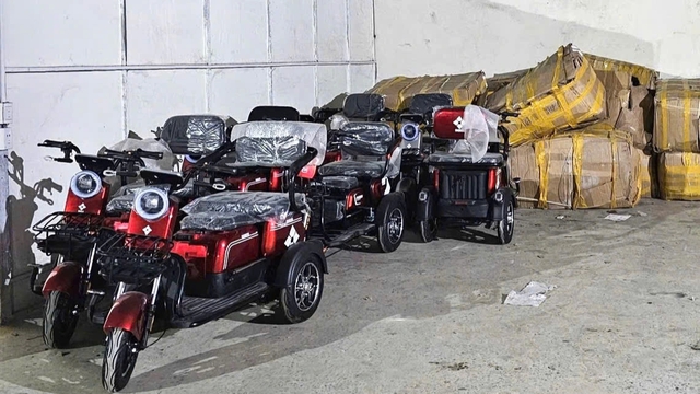 Khởi tố 4 bị can buôn lậu xe điện 3 bánh từ Trung Quốc - Ảnh 2.