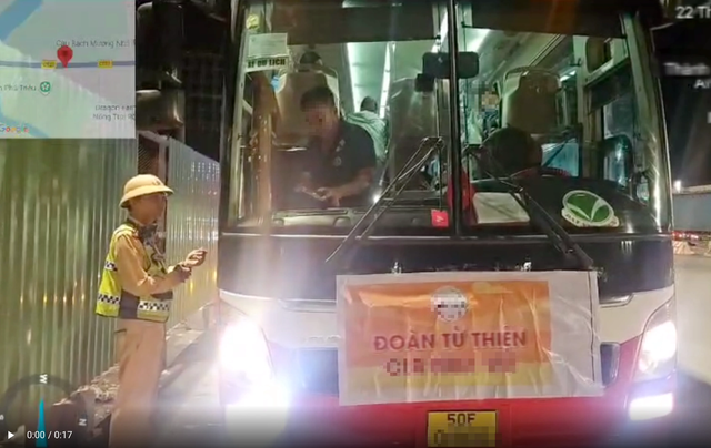 Chở 42 khách trên cao tốc, tài xế ở TP.HCM không có bằng lái bị phạt nặng - Ảnh 1.