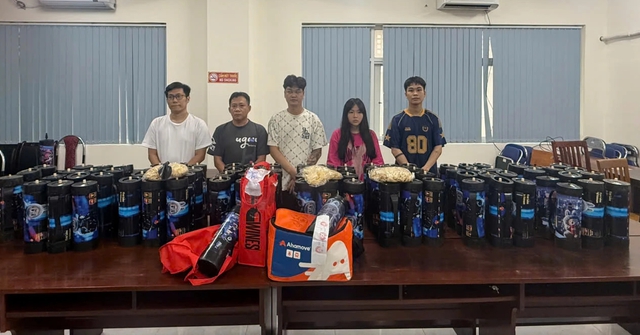 Công an TP.HCM bắt 5 người bán 'khí cười' hơn 20 tỉ đồng- Ảnh 1. Công an TP.HCM bắt 5 người bán 'khí cười' hơn 20 tỉ đồng- Ảnh 1.