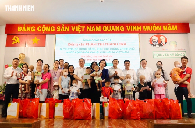 Phó thủ tướng Phạm Thị Thanh Trà thăm trẻ mắc bệnh hiểm nghèo tại TP.HCM- Ảnh 4. Phó thủ tướng Phạm Thị Thanh Trà thăm trẻ mắc bệnh hiểm nghèo tại TP.HCM- Ảnh 4.