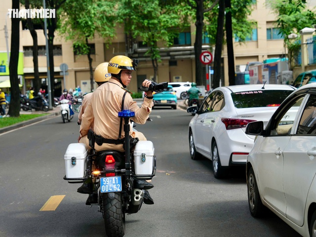 Ô tô dừng giữa đường ở trung tâm TP.HCM bị người dân quay clip báo CSGT - Ảnh 2.