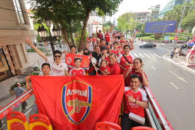FPT Play cùng fan Arsenal ăn mừng hoành tráng sau chức vô địch Ngoại hạng Anh- Ảnh 1. FPT Play cùng fan Arsenal ăn mừng hoành tráng sau chức vô địch Ngoại hạng Anh- Ảnh 1.
