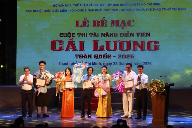 NSND Tấn Giao, Thu V&acirc;n, L&ecirc; Tứ ca cải lương trước h&agrave;ng trăm kh&aacute;n giả- Ảnh 1.
