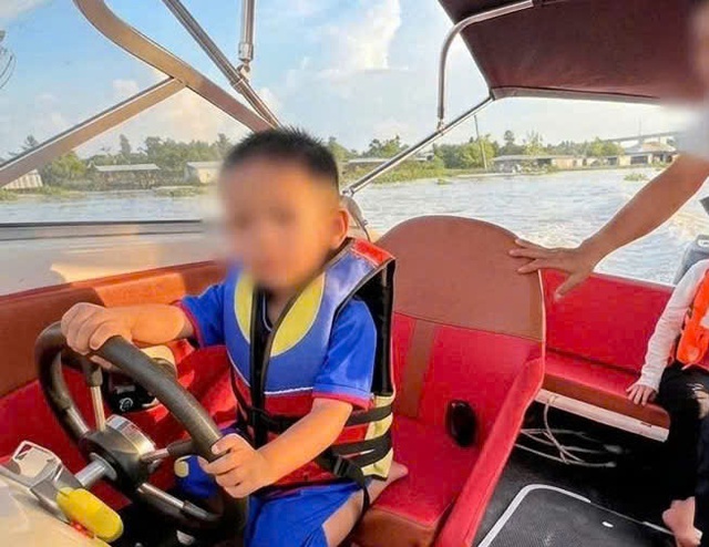 Người cha bị phạt nặng vì đăng clip con trai 3 tuổi lái ca nô lên Facebook- Ảnh 1. Người cha bị phạt nặng vì đăng clip con trai 3 tuổi lái ca nô lên Facebook- Ảnh 1.