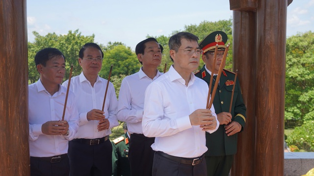 Thủ tướng Lê Minh Hưng dâng hương tại các 'địa chỉ đỏ' tỉnh Quảng Trị - Ảnh 3.