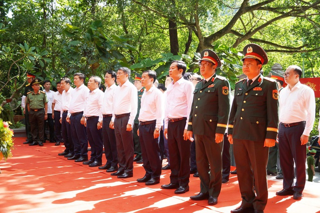 Thủ tướng Lê Minh Hưng dâng hương tại các 'địa chỉ đỏ' tỉnh Quảng Trị - Ảnh 1.